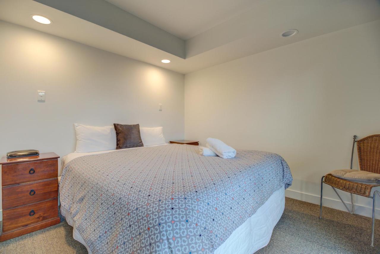 Lakefront Apartments,18 Lake Esplanade Road Квинстаун Экстерьер фото
