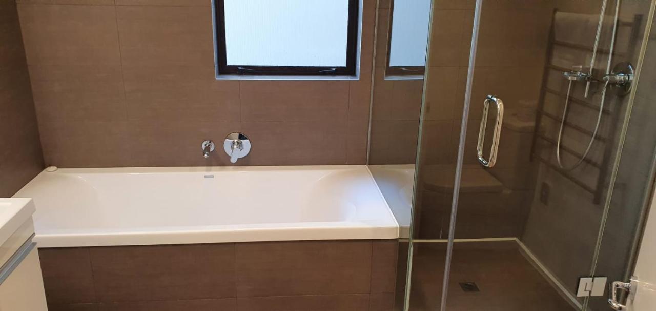 Lakefront Apartments,18 Lake Esplanade Road Квинстаун Экстерьер фото