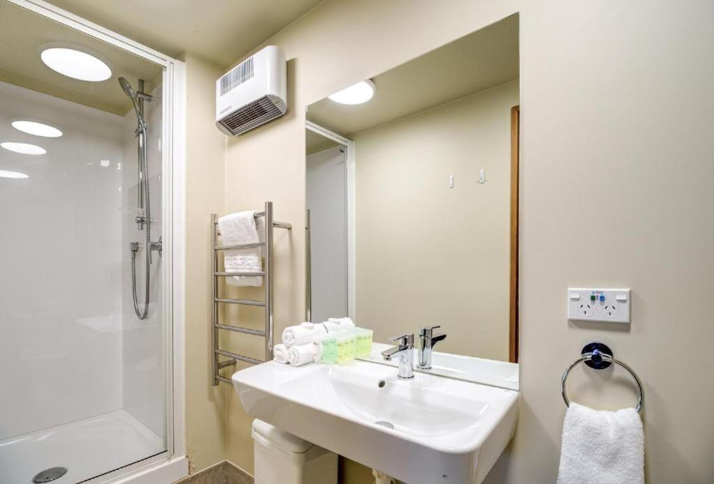 Lakefront Apartments,18 Lake Esplanade Road Квинстаун Экстерьер фото